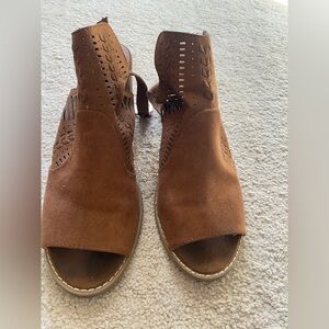 Universal Thread Tan Women's Sandals